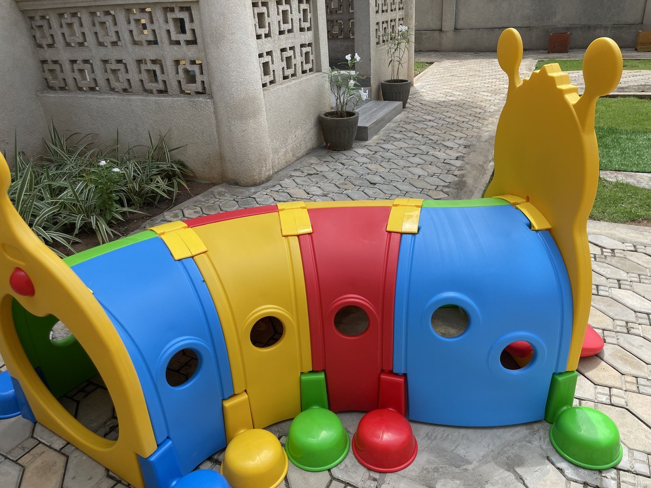 Tunnel de jeu coloré dans la cour de la crèche