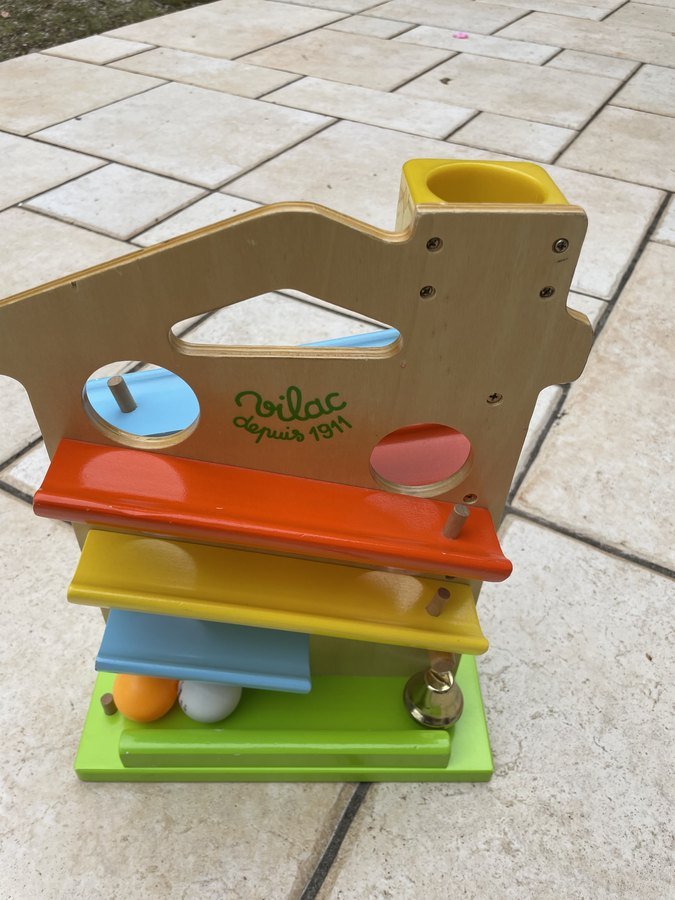 Jeux d'éveil en bois et rangements bas pour enfants