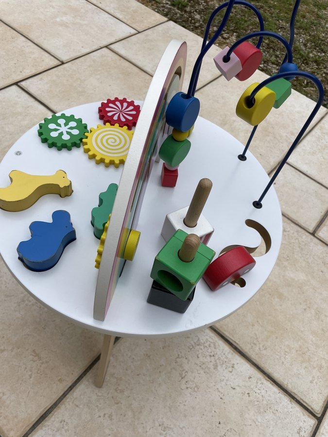 Table d'éveil avec jeux en bois et formes colorées